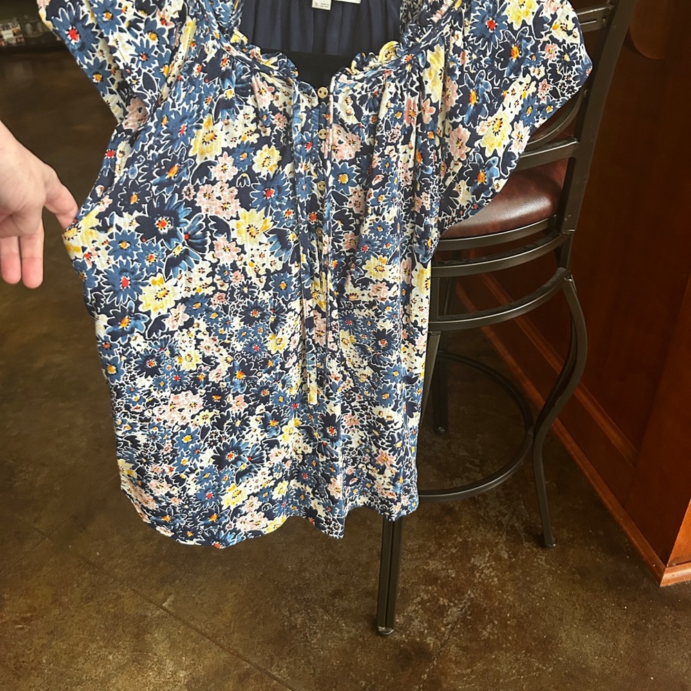 LOFT Blue and White Ruched Floral Cap Sleeve Blouse